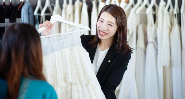 ドレスを案内するスタッフ