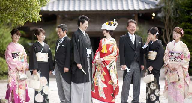 和装姿の新郎新婦と家族写真