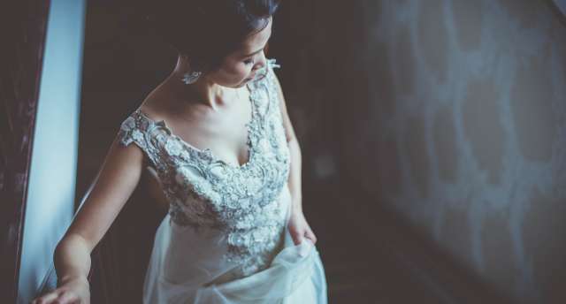 ドレスを着ている新婦の写真