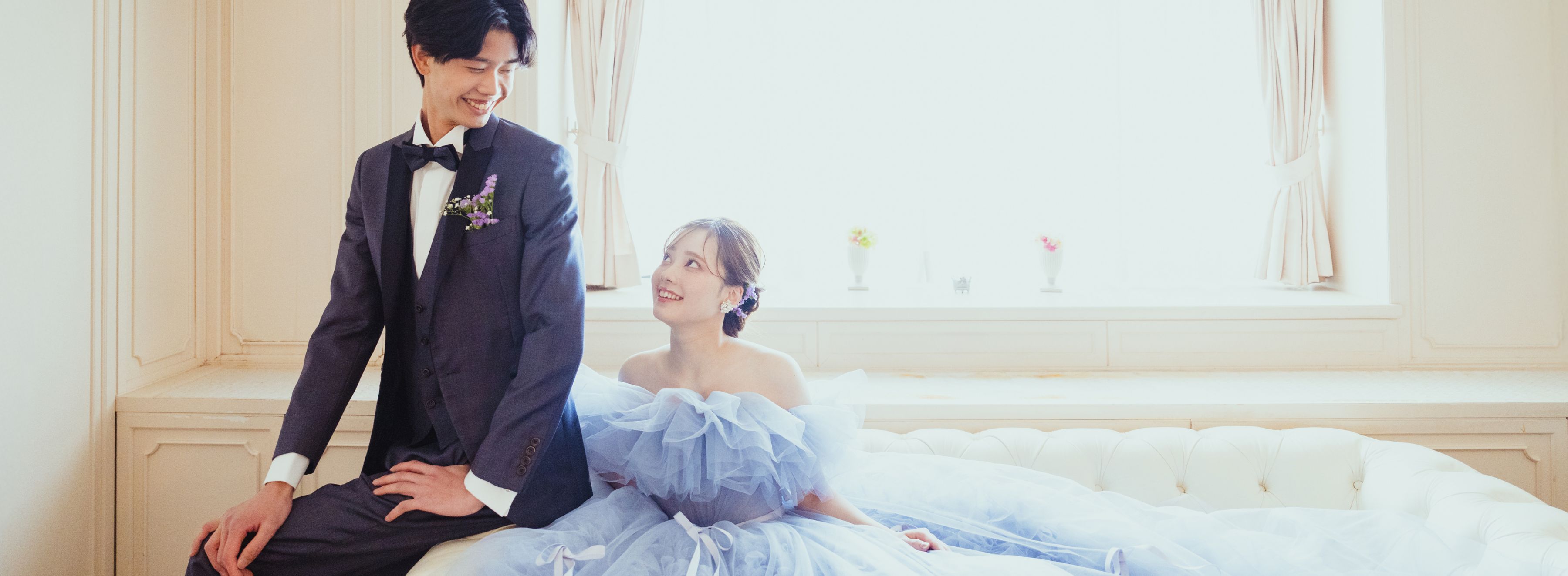 チャペルで手を取り微笑む新郎新婦