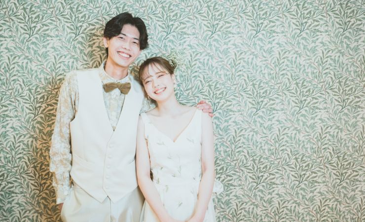 外で楽しそうな笑顔の新郎新婦