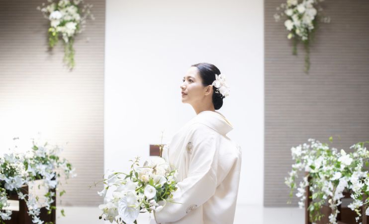 和装で遠くを眺める新婦