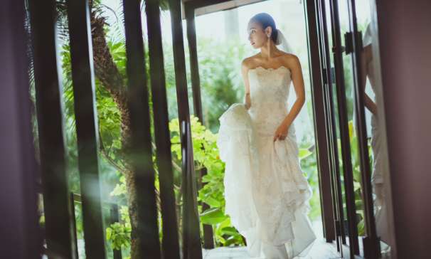 通路を歩くウエディングドレス姿の新婦